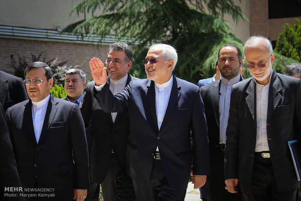 ظريف يحضر في مقر اللجنة الإنتخابية الخاصة بالناخبين لاايرانيين المقيمين خارج البلاد 