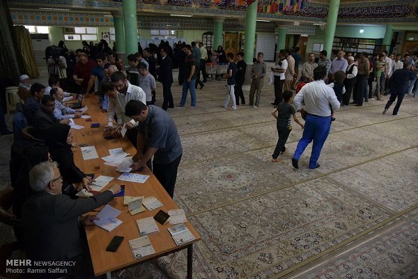 شکوه حضور شبانه مردم ارومیه در پای صندوق های رای 