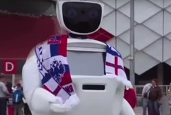 روبات روسی از تماشاچیان جام جهانی محافظت می کند