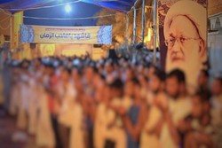 اقامه نماز به دور منزل رهبر شیعیان بحرین
