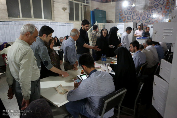 مشاهد من حضور الشعب على صناديق الإقتراع حتى منتصف الليل في طهران