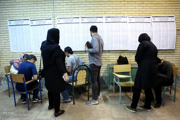 مشاهد من حضور الشعب على صناديق الإقتراع حتى منتصف الليل في طهران