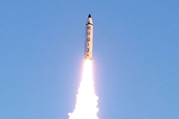 كوريا الشمالية تعلن إطلاق صاروخ باليستي متوسط المدى بنجاح