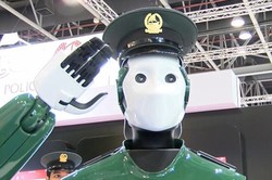 تصاویر نخستین روبات پلیس دنیا در دبی