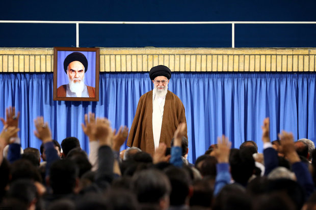 Veterans meet with Ayatollah Khamenei to share memories