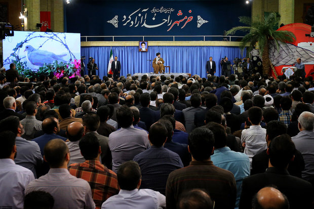 Veterans meet with Ayatollah Khamenei to share memories