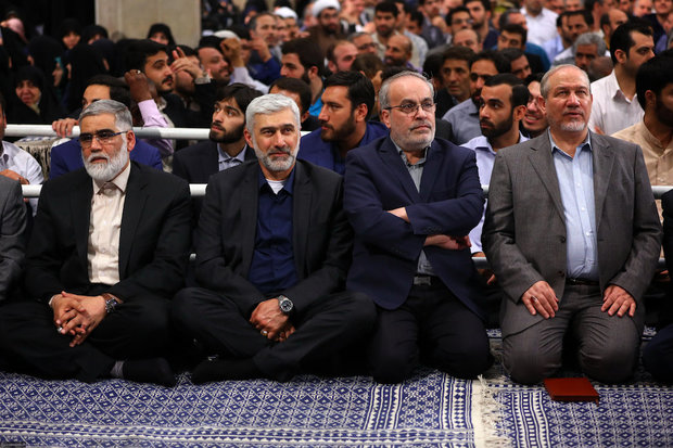 Veterans meet with Ayatollah Khamenei to share memories