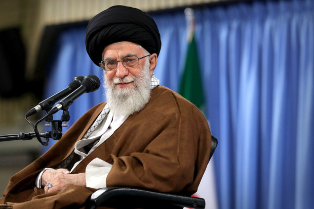 Veterans meet with Ayatollah Khamenei to share memories