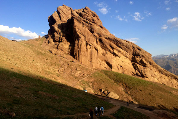 گردشگران خارجی در «الموت»/ اقامتگاه‌های بی‌ضابطه میزبانی می‌کنند