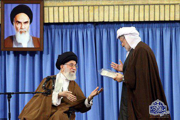 پێش نوێژی هەینی پاوە سەرەخۆشی لە ئایەتوڵڵا خامنەیی کرد