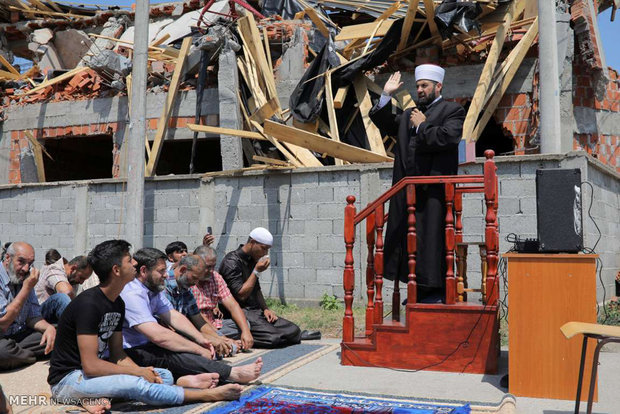 اقامه نماز در مقابل مسجد ویران شده بلگراد‎