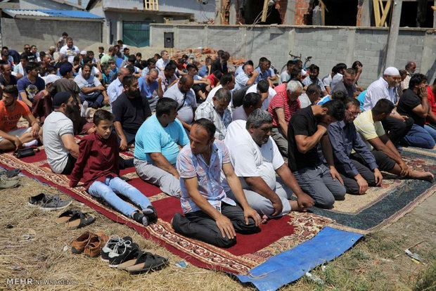 اقامه نماز در مقابل مسجد ویران شده بلگراد‎