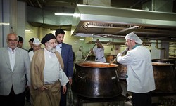 توزیع روزانه هزاران پرس غذای متبرک در روستاها و حاشیه شهر مشهد