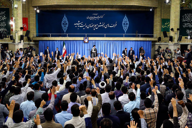 Leader receives university students