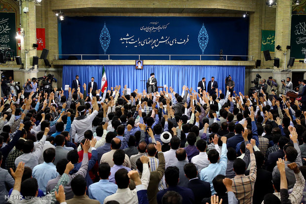 Leader receives university students