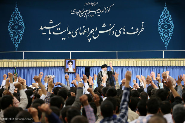 Leader receives university students