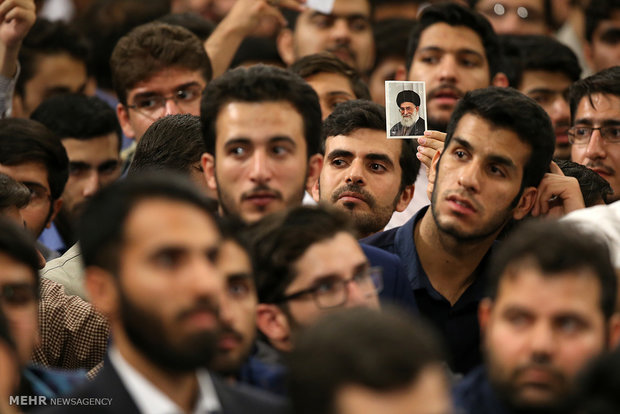 Leader receives university students