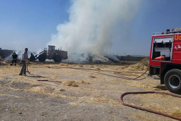 انبار علوفه ای در روستای «گلحصار» طعمه حریق شد