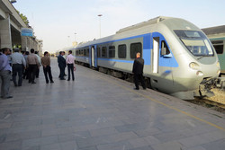 اقدام عجیب راه‌آهن در حذف قطارهای حومه‌ای/ مسافران سرگردان شدند