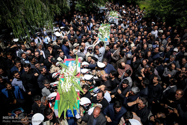 جماهير غفيرة شاركت في تشييع جثامين شهداء الهجومين الارهابيين في طهران