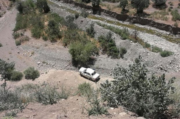 سقوط خودروی پیکان به دره در نورآباد/ ۲ نفر کشته و ۵ نفر زخمی شدند