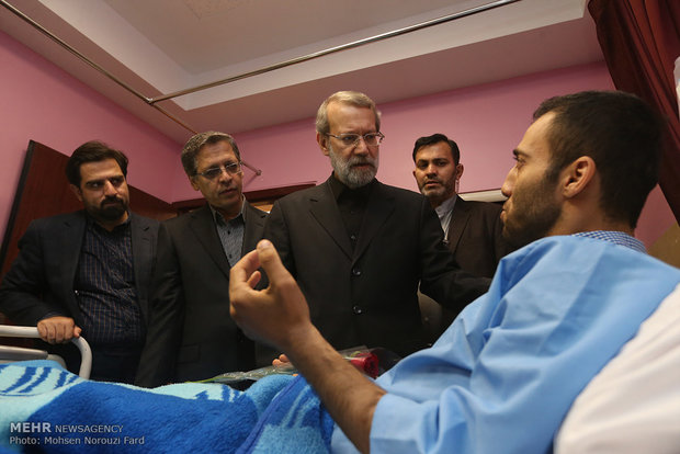 عیادتعلی لاریجانی رئیس مجلس شورای اسلامی از مصدومان حادثه تروریستی تهران