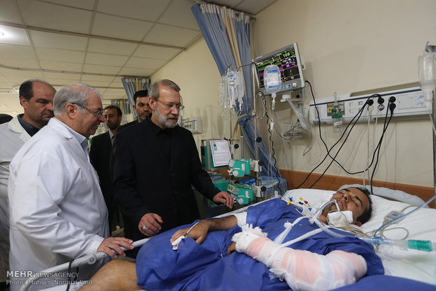 عیادتعلی لاریجانی رئیس مجلس شورای اسلامی از مصدومان حادثه تروریستی تهران