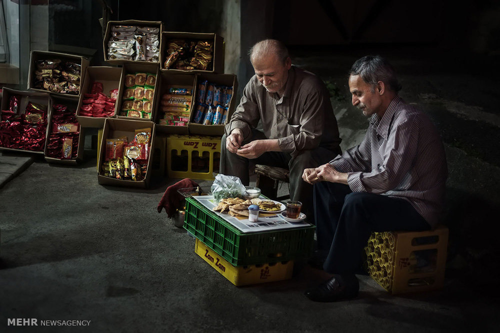 افطار روزه‌داران در بازار رشت