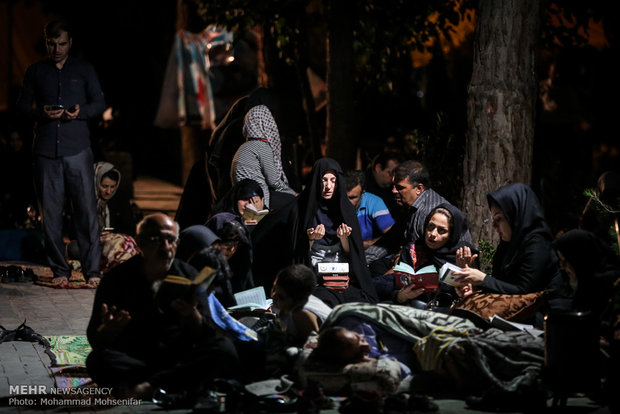 مراسم احياء ليلة القدر الأولى في مقبرة جنة الزهراء بطهران