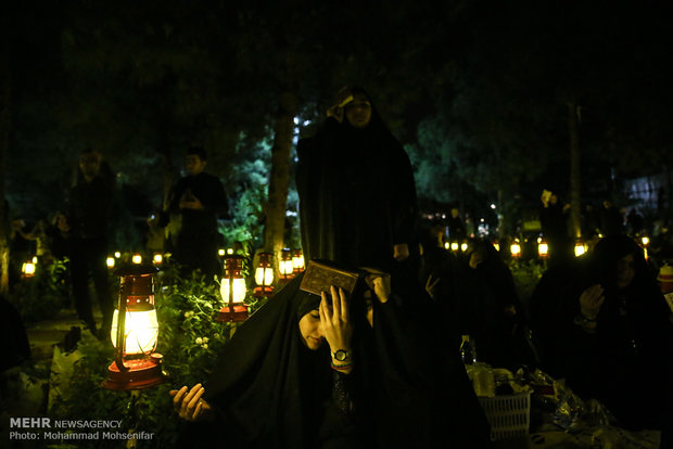 مراسم احياء ليلة القدر الأولى في مقبرة جنة الزهراء بطهران