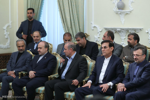 Rouhani hosts national footballers