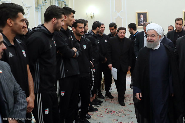 Rouhani hosts national footballers