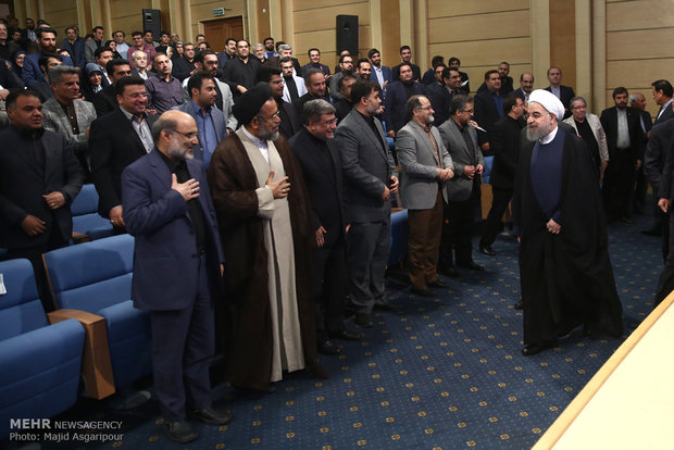 President Rouhani hosts journalists at Iftar banquet