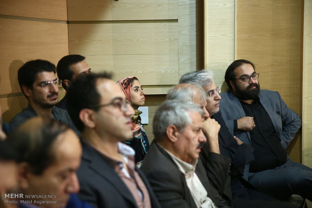 President Rouhani hosts journalists at Iftar banquet