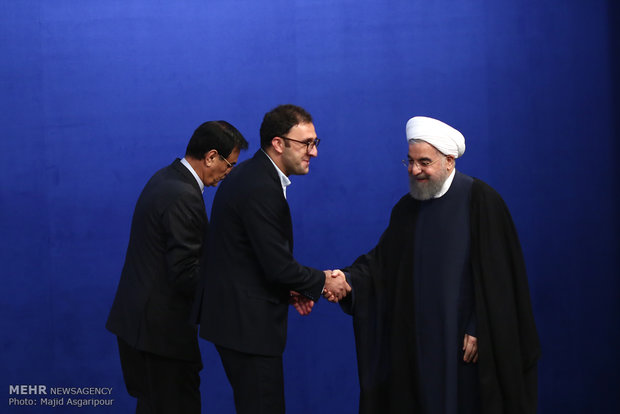 President Rouhani hosts journalists at Iftar banquet