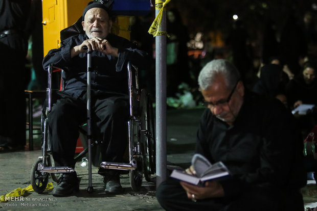 Tahran’da kadir gecesi merasimi