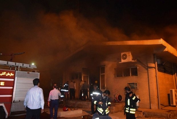 حریق خیابان توریست باقرشهر خاموش شد/مصدومیت یک آتش نشان