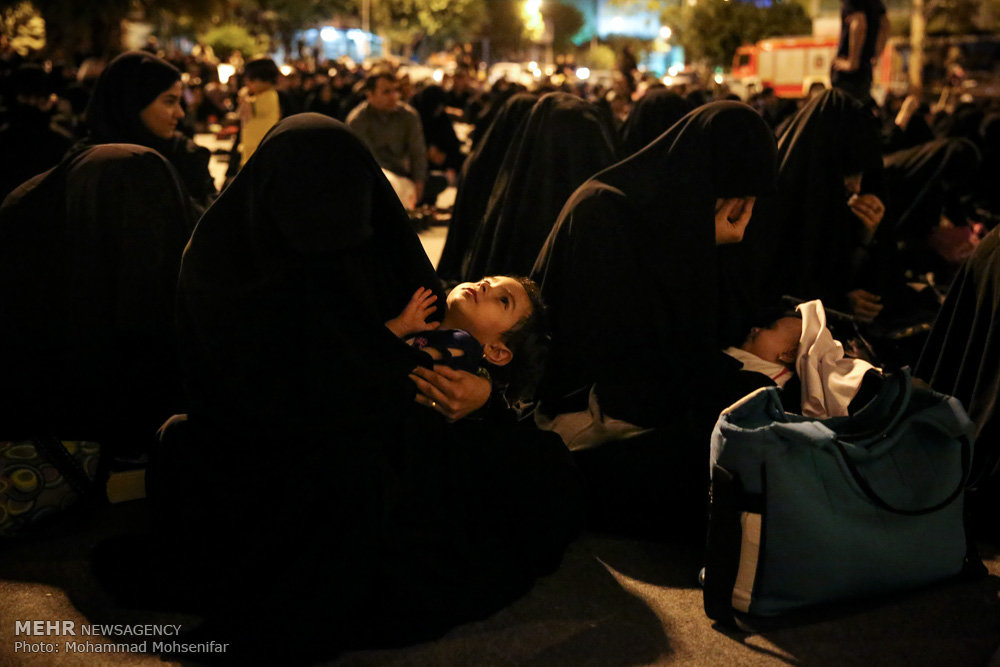 مراسم إحياء ليلة الـ 23 من رمضان في مسجد الصادق في طهران