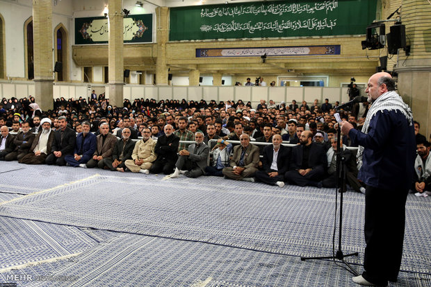Leader receives families of martyred defenders of shrine, border guards
