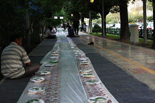 سفره افطاری ساده خیابانی در شمال تهران بر پا می شود 