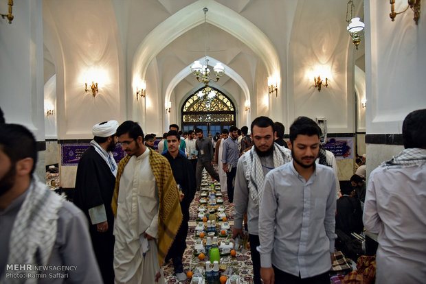 اجازه خودنمایی در مسجد به جوانان بدهیم