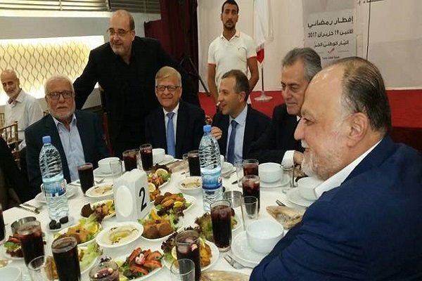 صورة تجمع والد سماحة السيد نصرالله مع مسؤولين وسفراء في إفطار رمضاني