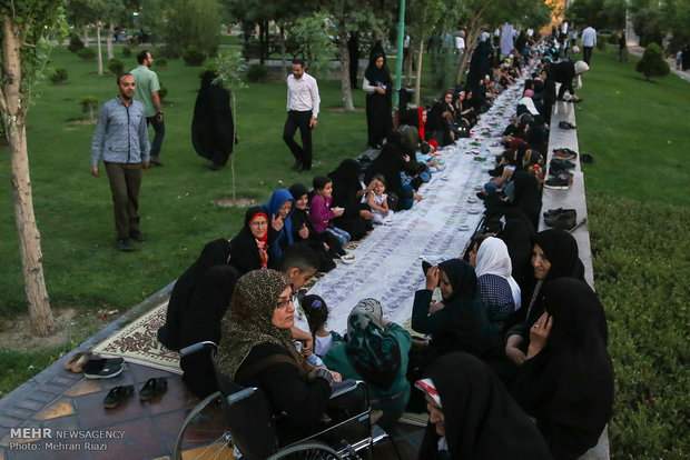 Tahran sokaklarında iftar sofraları