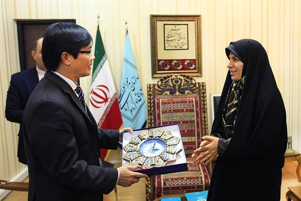 Iran’s tourism chief Zahra Ahmadipour (R) presents a gift to Vietnam’s Ambassador Nguyen Hong Thach in Tehran, June 20, 2017.