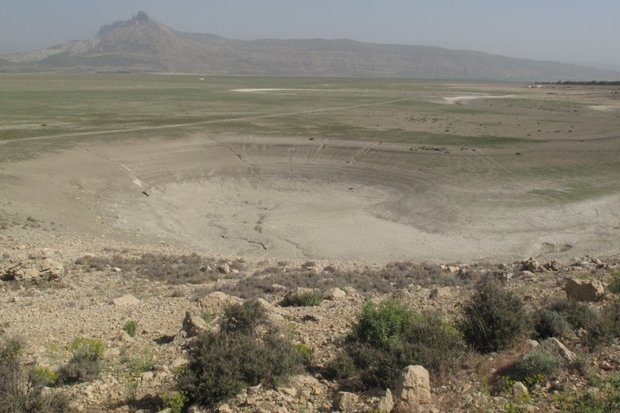 فرو چالهها آب دریاچه «ارژن» را میدزدند/ گسلی که چاله ایجاد کرد فرو چالهها آب دریاچه «ارژن» را میدزدند/ گسلی که چاله ایجاد کرد