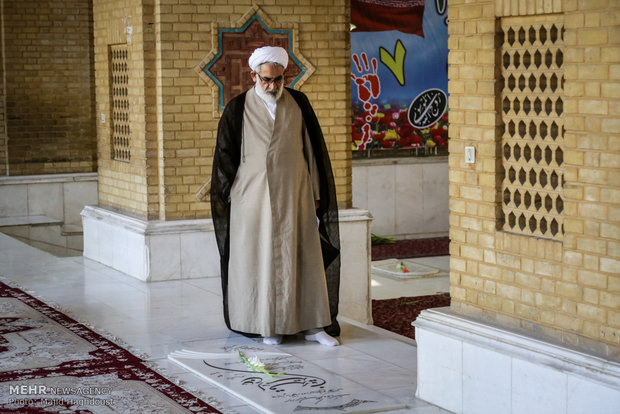 آملي لاريجاني يجدد العهد مع مبادئ مفجر الثورة الاسلامية الامام الخميني