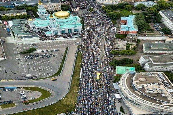 أكثر من ربع مليون مسلم يؤدون صلاة عيد الفطر في موسكو
