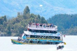 غرق شدن کشتی حامل ۱۵۰ گردشگر در کلمبیا