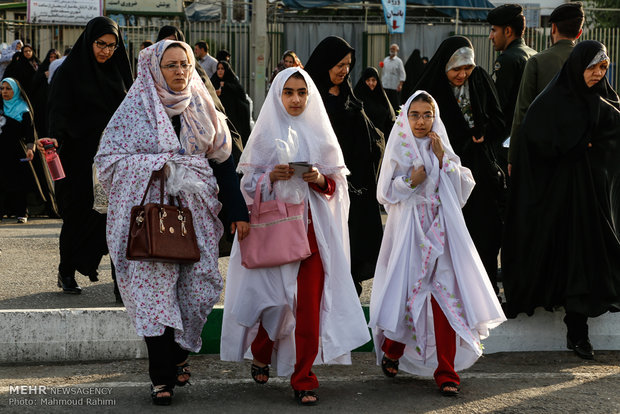 Iranians mark Eid al-Fitr with prayers