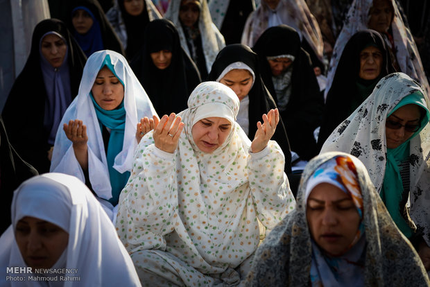 Iranians mark Eid al-Fitr with prayers